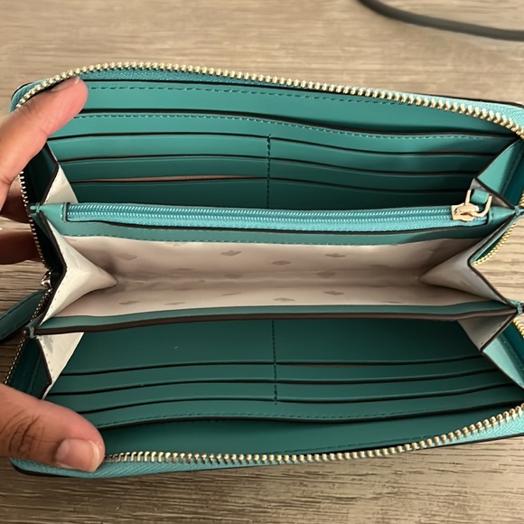 Kate Spade Zip around wallet - Picture 4 of 4